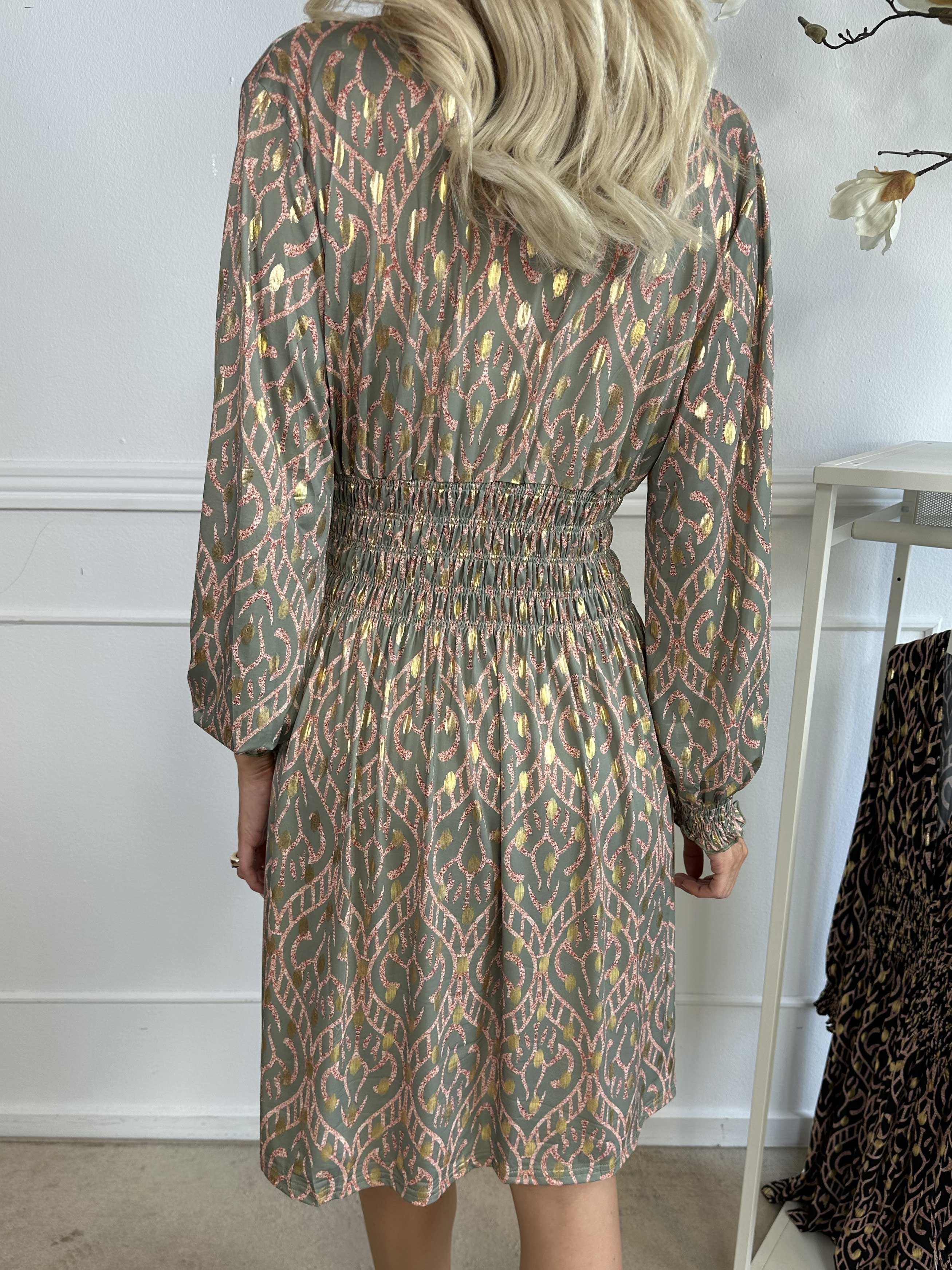 Pams Boho Short L/S - Elastisk mönstrad klänning i skrynkelfritt tyg